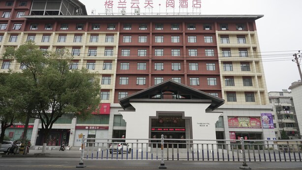 Un hôtel à plusieurs étages, doté d’une entrée imposante et d’un balcon au deuxième étage.