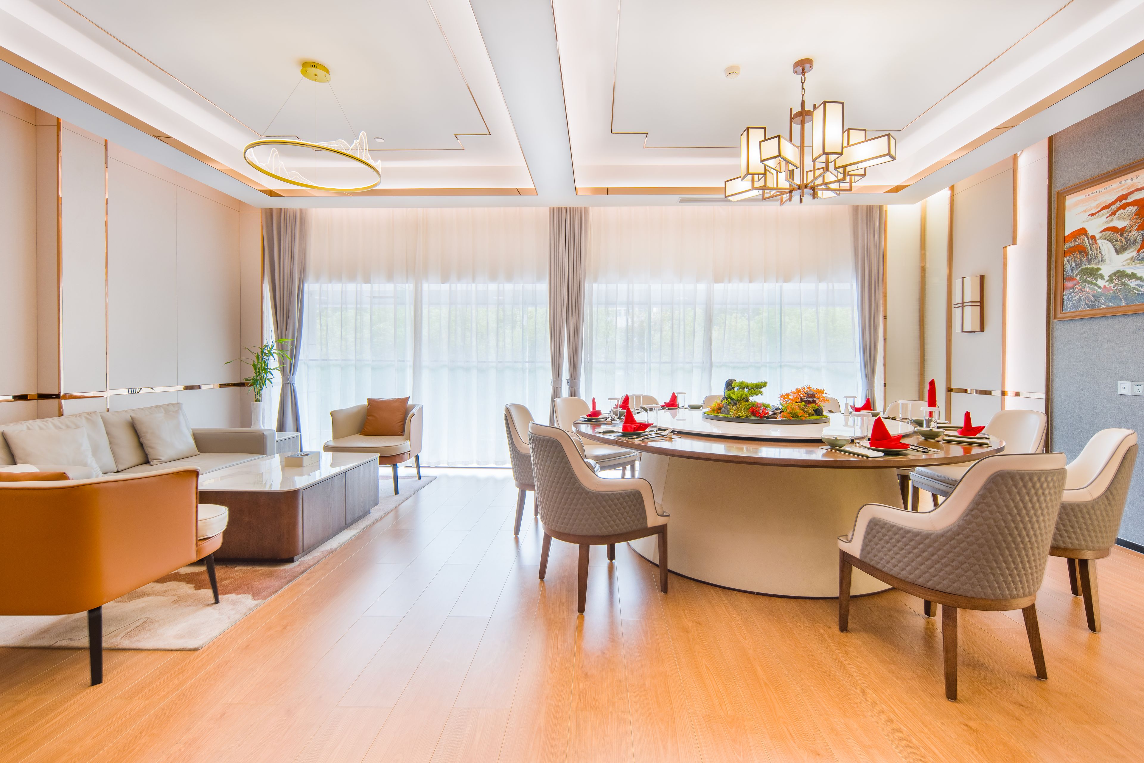 Una sala de estar moderna con una isla central, asientos y una zona de comedor.