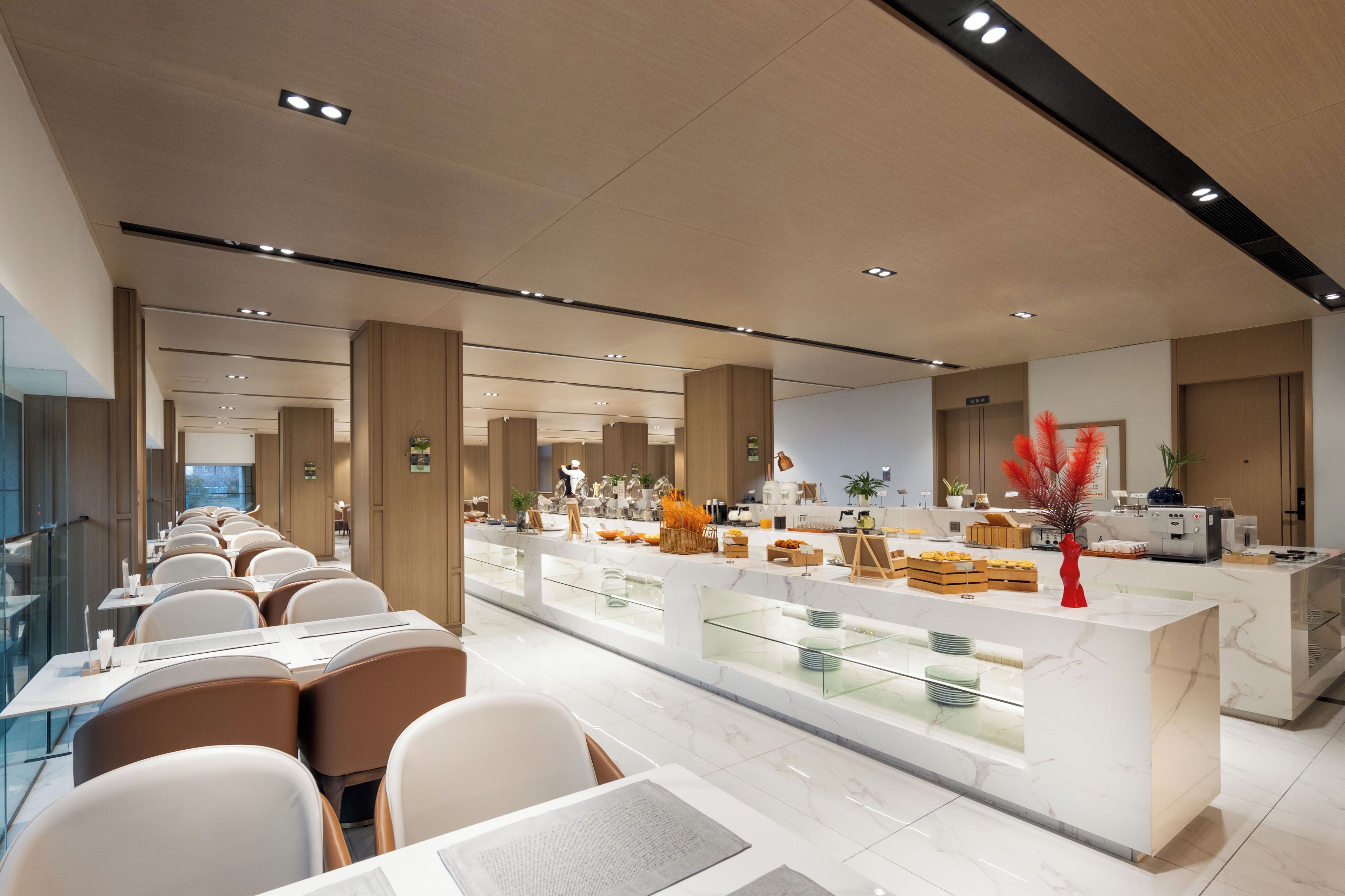 2 restaurants; breakfast, lunch and dinner served 