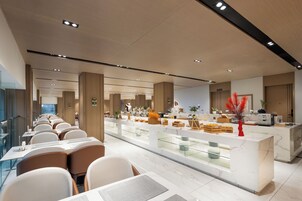 2 restaurantes; se sirve desayuno, almuerzo y cena