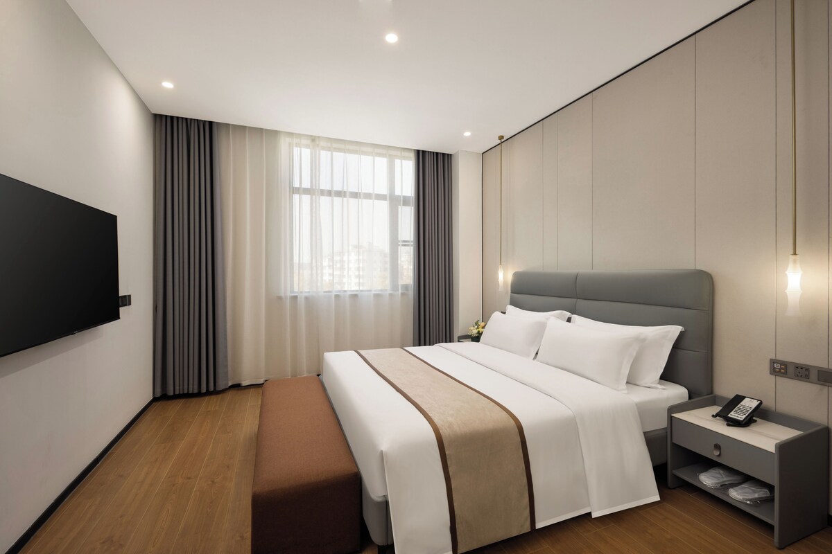 Habitación individual de lujo, vistas a la ciudad | Espacio para trabajar con un portátil y cortinas opacas