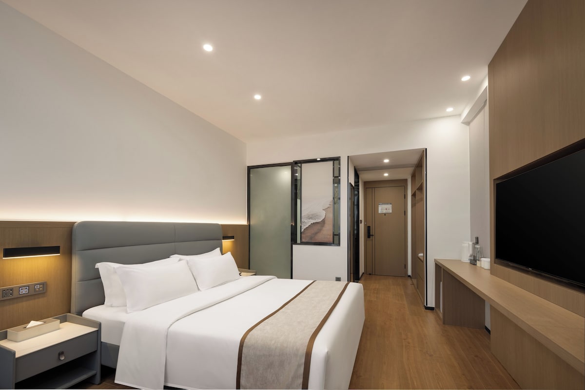 Habitación individual superior, vistas a la ciudad | Espacio para trabajar con un portátil y cortinas opacas