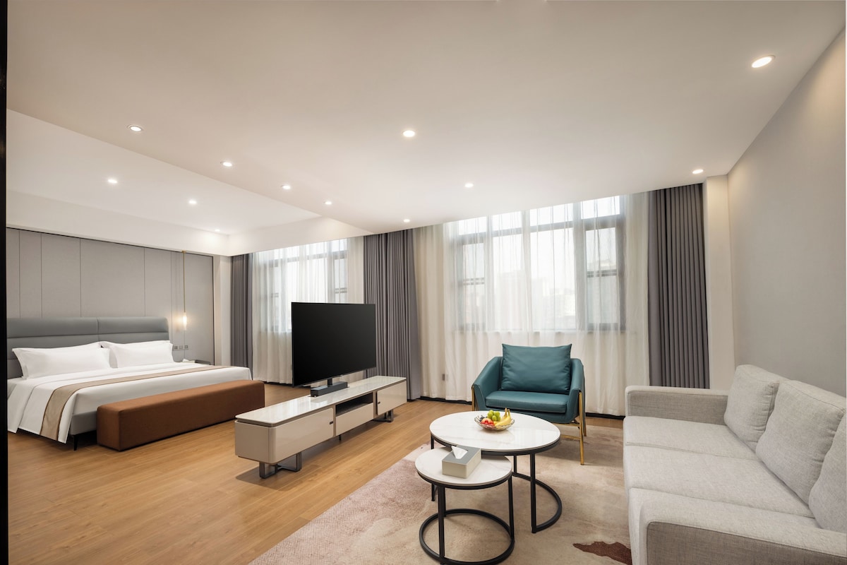 Habitación Business individual, vistas a la ciudad | Espacio para trabajar con un portátil y cortinas opacas