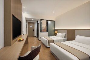Habitación superior con 2 camas individuales, vistas a la ciudad | Espacio para trabajar con un portátil y cortinas opacas