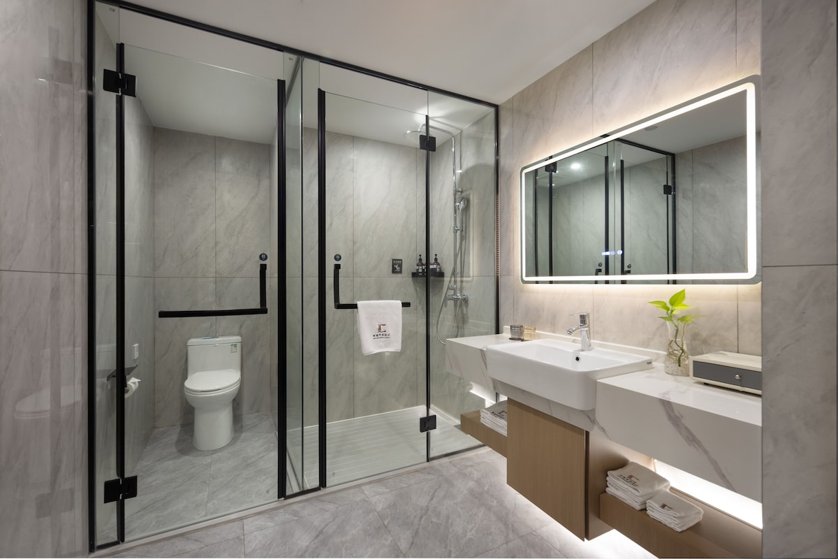 Habitación Business con 2 camas individuales, vistas a la ciudad | Baño | Ducha, zapatillas, toallas y jabón