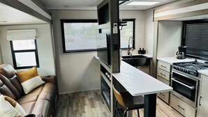 Coffee/tea maker, fridge, microwave, oven - Memories on Wheels – Cozy Getaway in Ocala (Ocala)