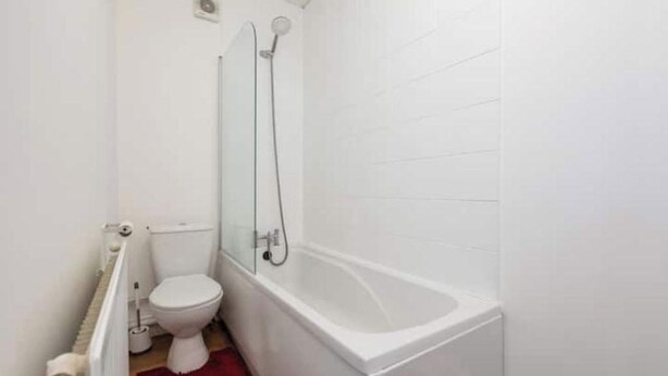 Bathroom - Comfortable 2-Bedroom Contractor Apartment in Immingham – All Bills Included (Immingham)