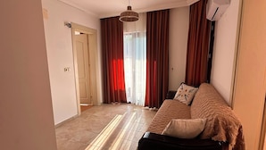 Quarto com cama, ventilador de teto e vista para o exterior.