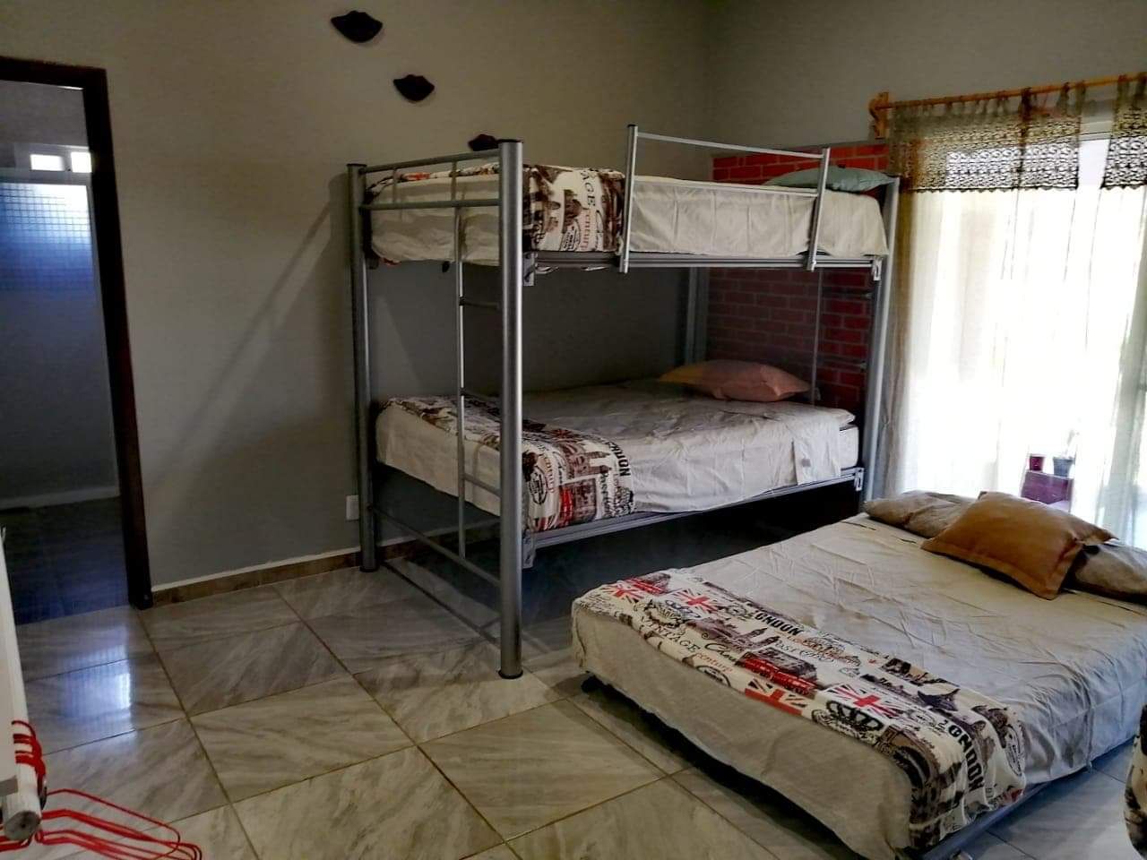 Iron/ironing board, WiFi, bed sheets