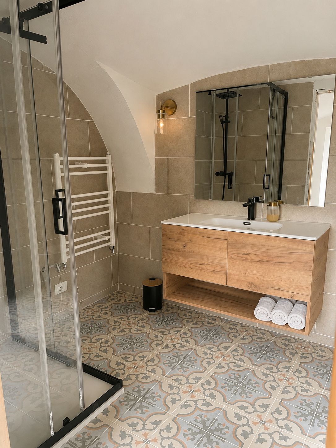 Shower, hair dryer, bidet, towels