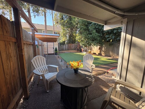 The Bigfoot Hideaway •hot tub •work station•Firepit •1 bedroom