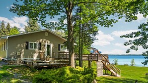 Une cabane dotée d’une terrasse et d’un escalier menant à un quai.
