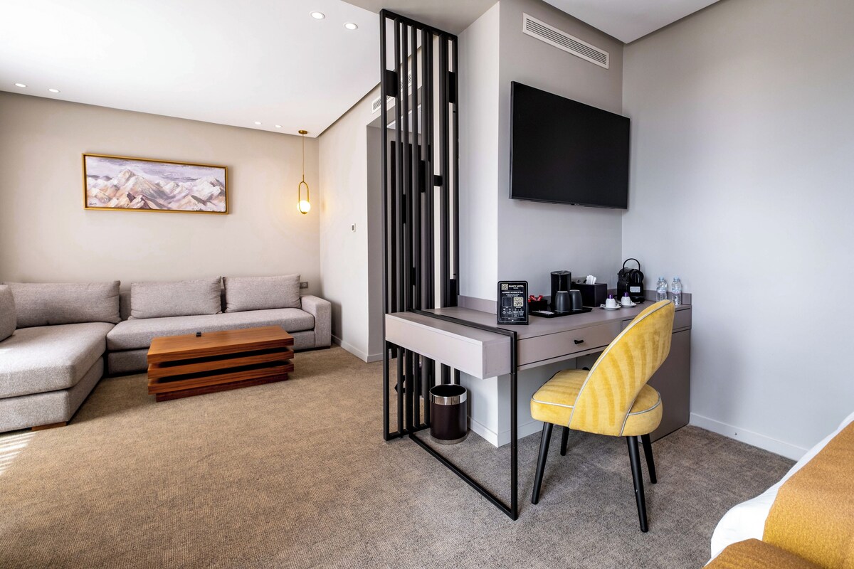 Junior Room, Balcony