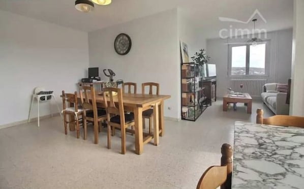 Dining - Overlooking the Pilat Mountains with beautiful sunsets, a spacious and quiet two-bedroom apartment (Roussillon)