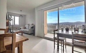 Living area - Overlooking the Pilat Mountains with beautiful sunsets, a spacious and quiet two-bedroom apartment (Roussillon)
