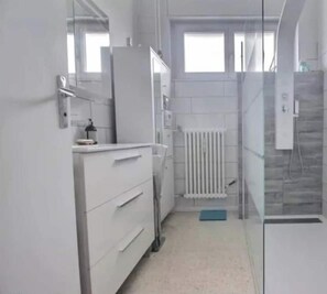 Bathroom - Overlooking the Pilat Mountains with beautiful sunsets, a spacious and quiet two-bedroom apartment (Roussillon)