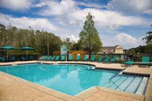 A swimming pool with lounge chairs and a 'No Diving' sign. - Near Disney! 3BR Kissimmee Townhome, Pools & Spa (Kissimmee)