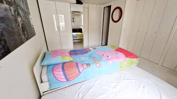 Un dormitorio con una cama, un armario y un espejo.