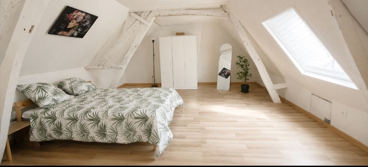 Tabla de planchar con plancha, wifi, ropa de cama