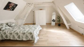 Tabla de planchar con plancha, wifi, ropa de cama