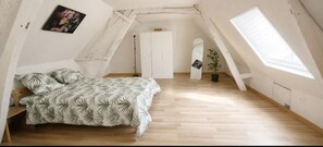 Tabla de planchar con plancha, wifi y ropa de cama 