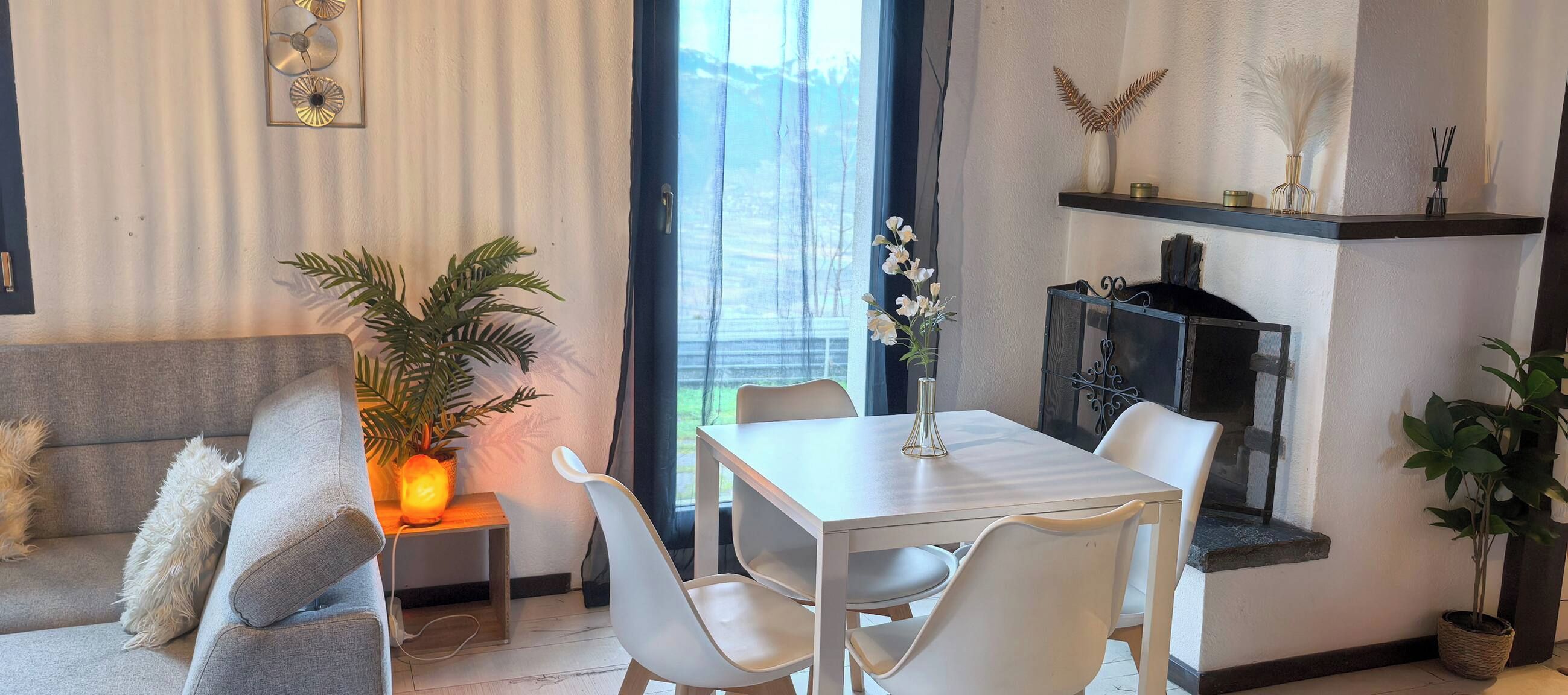 Apartment, 2 Bedrooms, Fireplace | Dining room