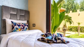 Tabla de planchar con plancha, wifi gratis y ropa de cama