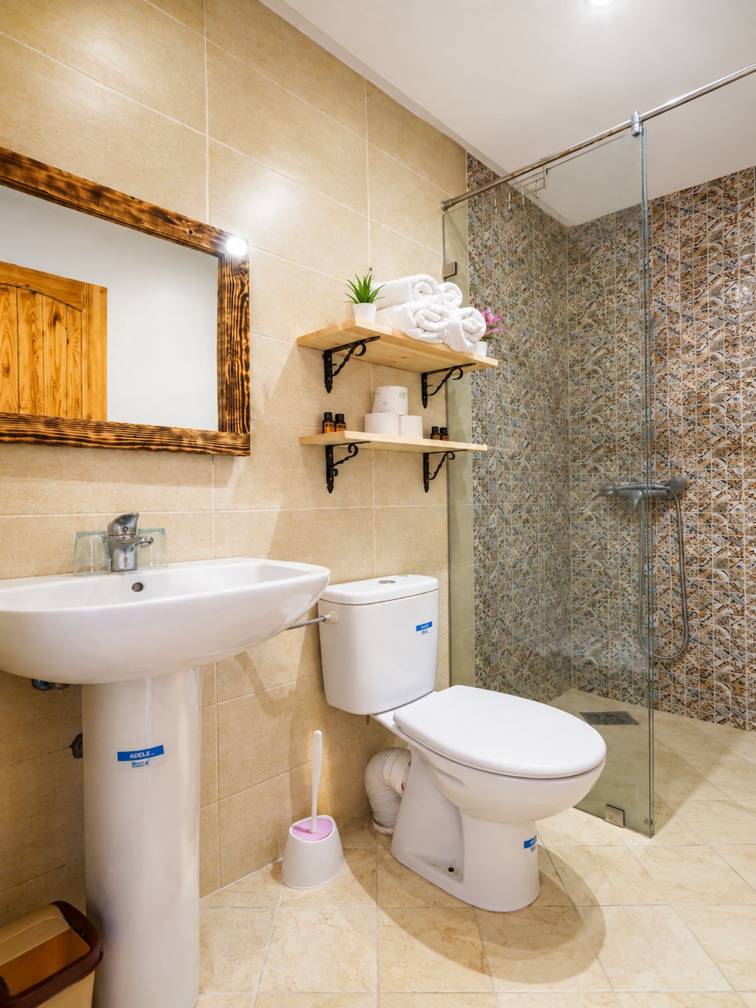 Ein Badezimmer mit Waschbecken, Toilette und Duschbereich.