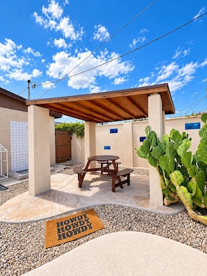 Outdoor dining - Desert Oasis w/ Private Pool Near ASU (Tempe)