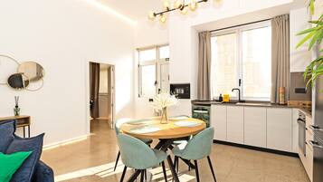 Una cocina moderna con comedor, microondas y pileta.
