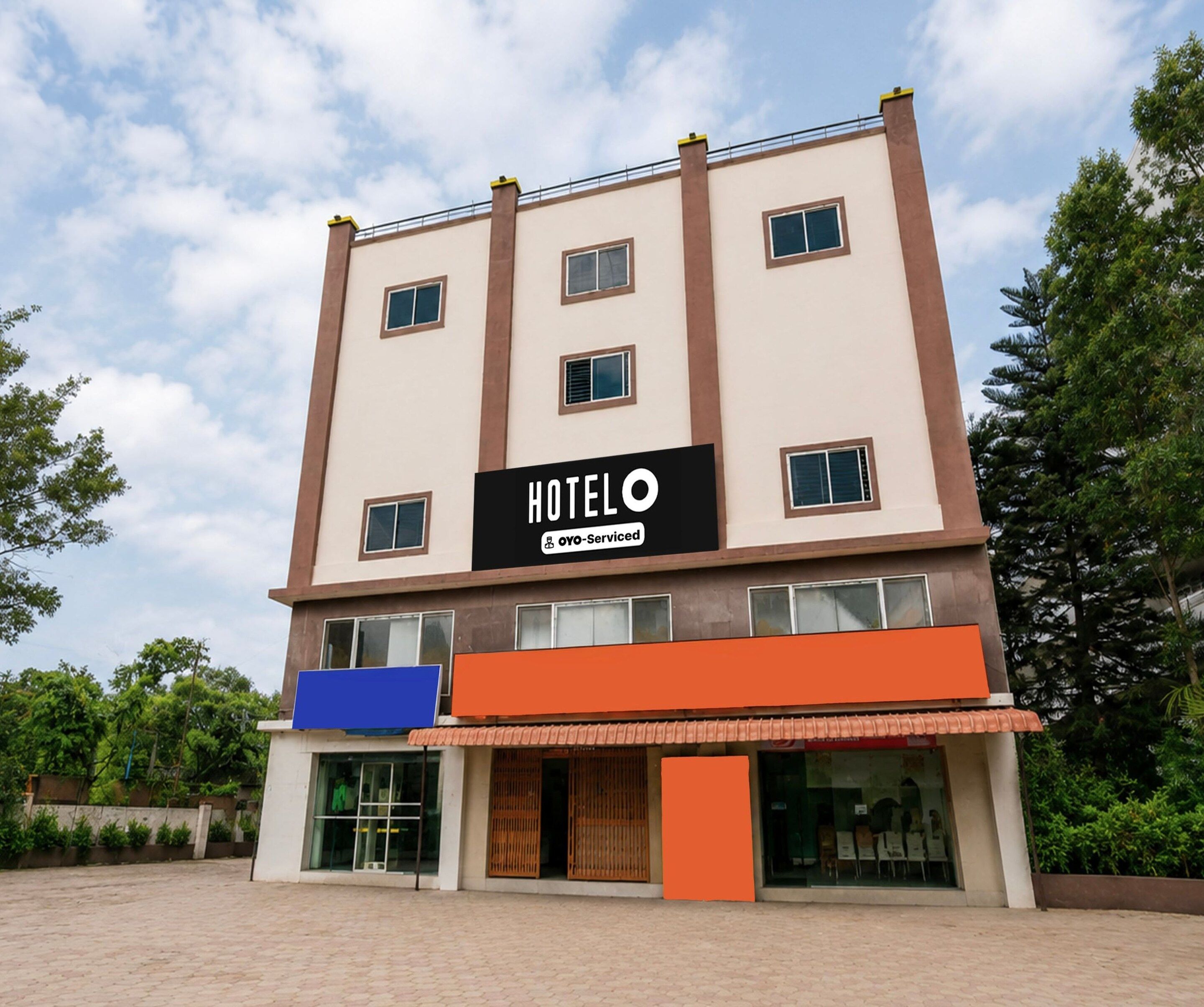 Monikerroksinen hotelli, jonka kyltissä kerrotaan, että se kuuluu OYO-hotelliketjuun.