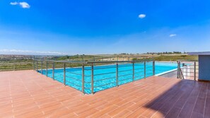Une piscine sur le toit offrant une vue dégagée sur le paysage environnant.