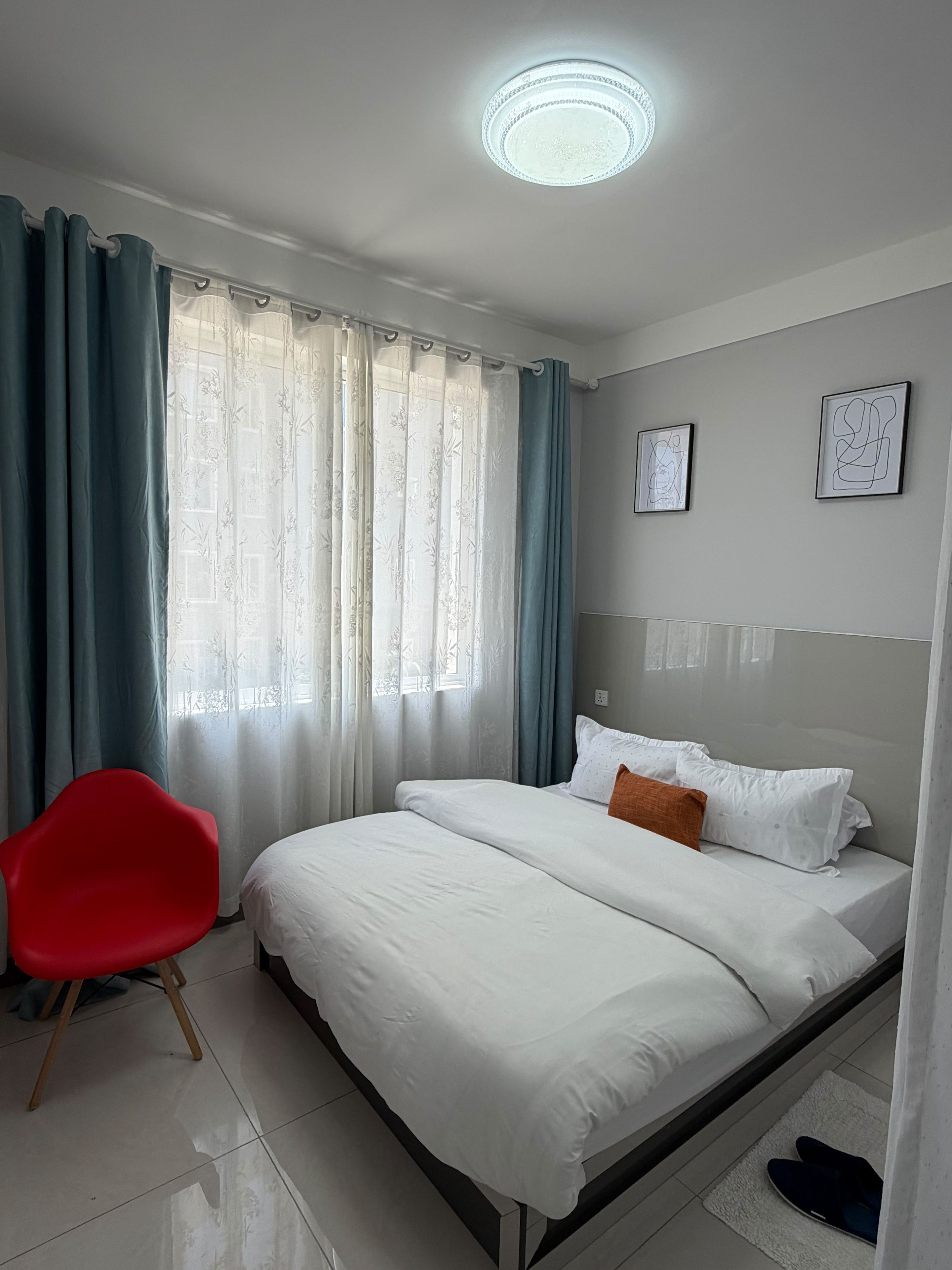 Iron/ironing board, WiFi, bed sheets