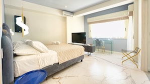 Deluxe kamer, 1 twee- of 2 eenpersoonsbedden, balkon | Een kluis op de kamer, een bureau, een laptopwerkplek, gratis wifi