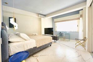 Quarto casal ou duplo luxo, sacada | Cofres nos quartos, escrivaninha, espaço de trabalho para notebook