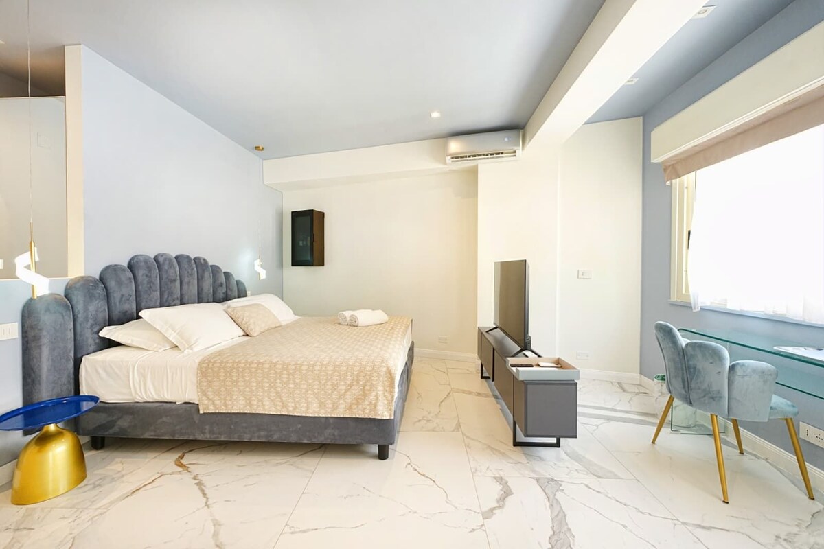 Quarto casal ou duplo luxo, sacada | Cofres nos quartos, escrivaninha, espaço de trabalho para notebook