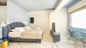 Deluxe Double or Twin Room, Balcony | Minibar, in-room safe, desk, laptop workspace