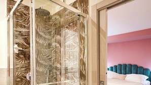 Deluxe kamer, 1 twee- of 2 eenpersoonsbedden | Badkamer | Een haardroger, handdoeken, zeep, shampoo
