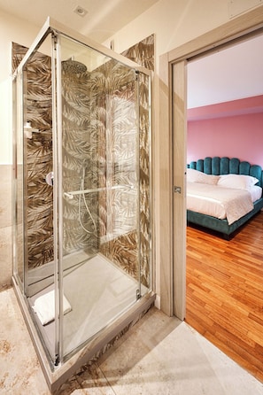 Quarto casal ou duplo luxo | Banheiro | Secador de cabelo, toalhas de banho, sabonete, shampoo
