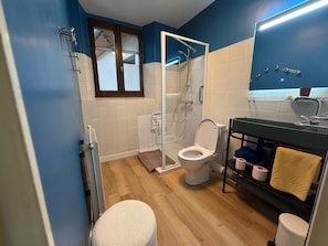 A bathroom with a shower, toilet, and sink. - Holiday Home 'Étape À Monestier Du Percy' with Mountain View and Private Terrace (Monestier-du-Percy)
