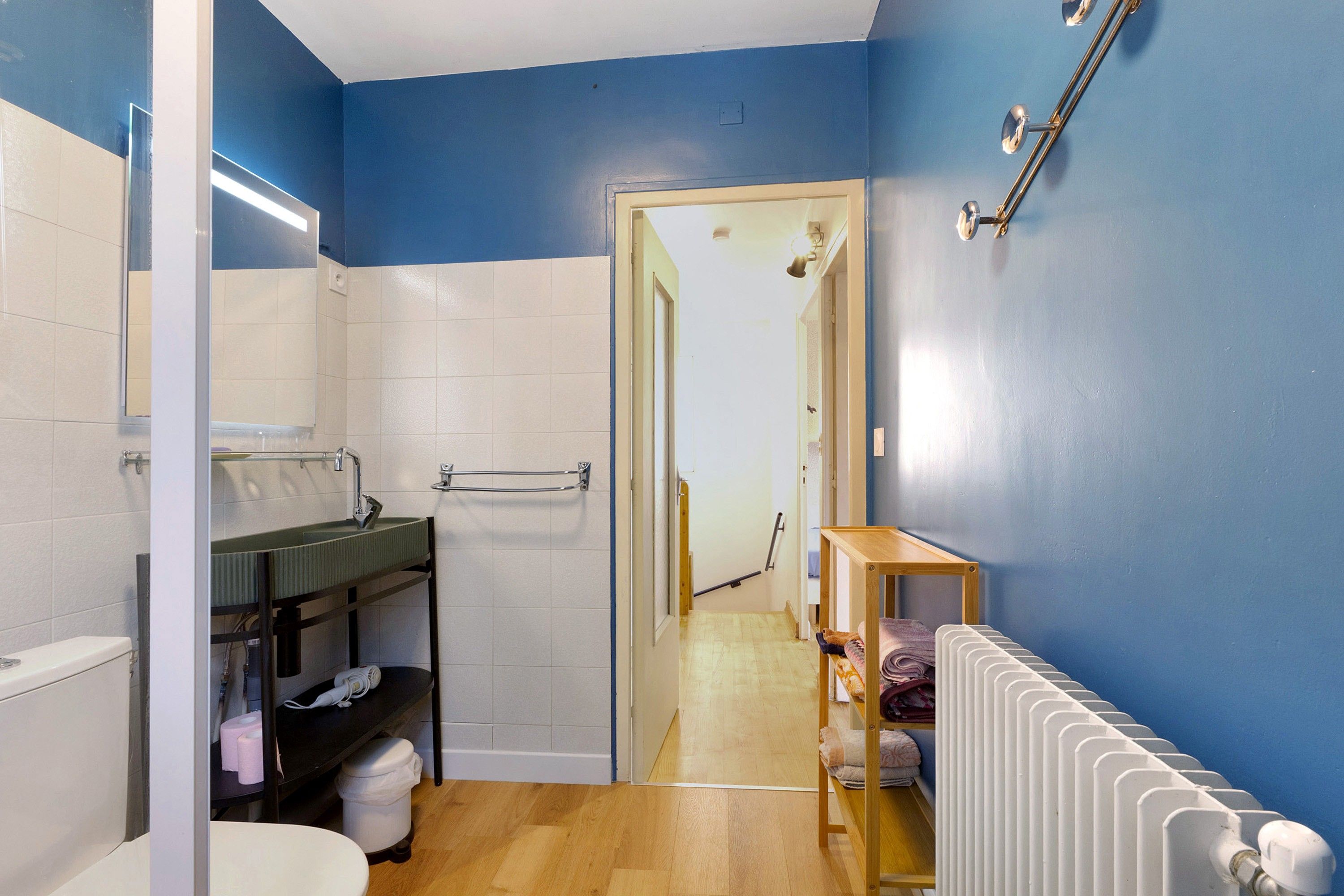Een badkamer met toilet, wastafel en douche.