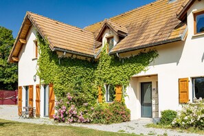 A building with a sloped roof, wooden shutters, and a vine-covered facade. - Holiday Home 'La Bayloune' with Mountain View, Private Terrace and Wi-Fi (Lavars)