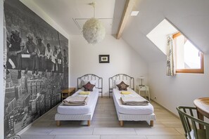A room with two beds, a large mural, a hanging light fixture, and a skylight. - Holiday Home 'La Bayloune' with Mountain View, Private Terrace and Wi-Fi (Lavars)