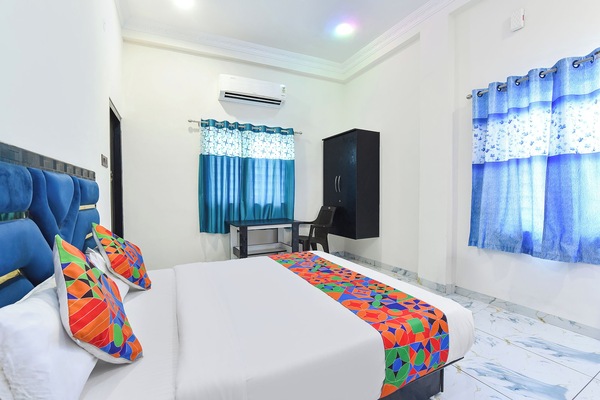 Egyptian cotton sheets, premium bedding, in-room safe, desk