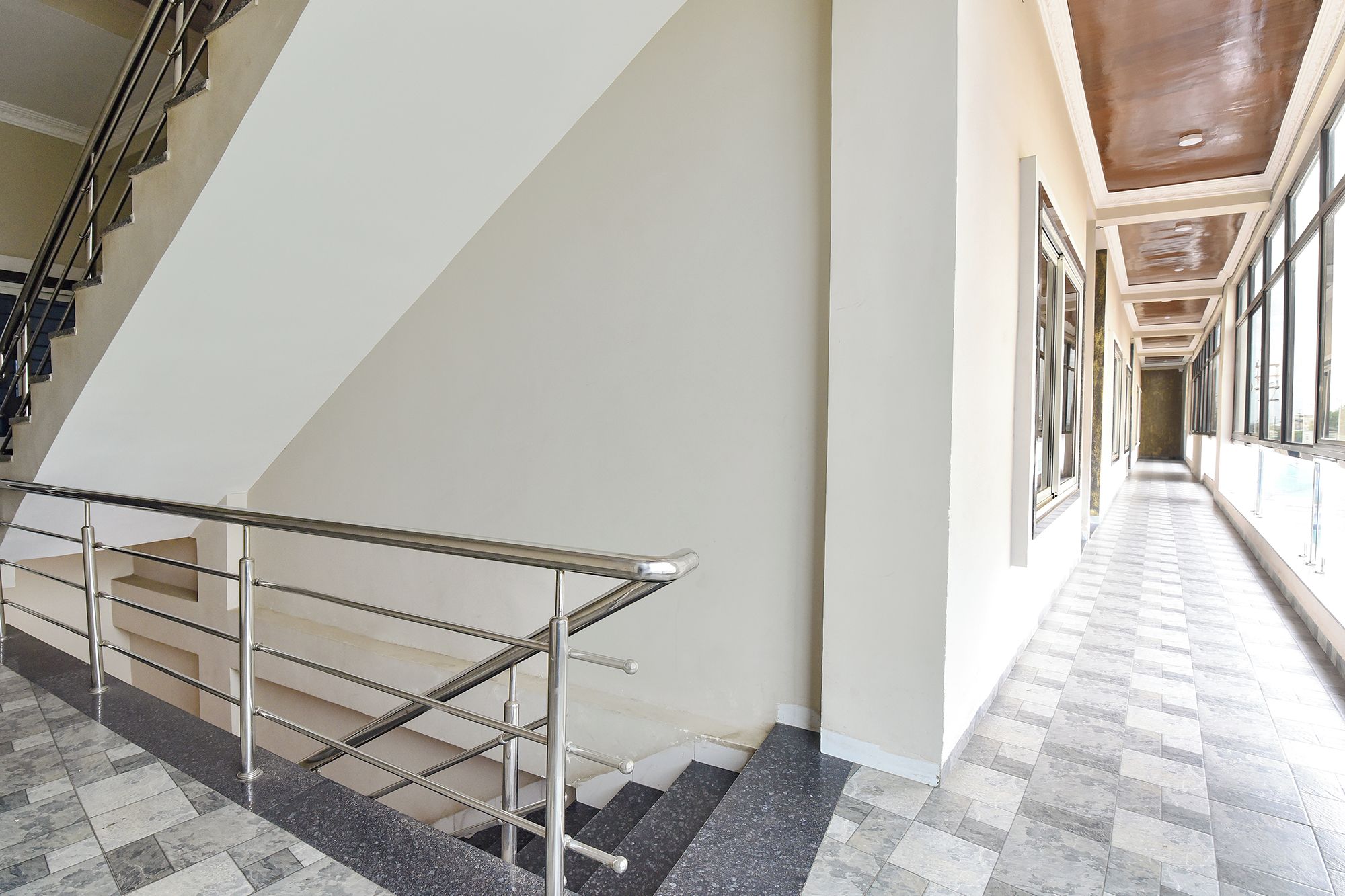 Una escalera con barandillas de metal que conduce a una plataforma.