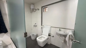 A bathroom with a toilet, bidet, and sink. - Fabhotel Balewadi Stay Inn (Pune)