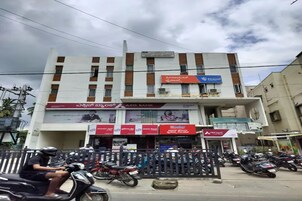 Un edificio de varios pisos con locales comerciales en la planta baja, incluyendo un banco y un hotel.
