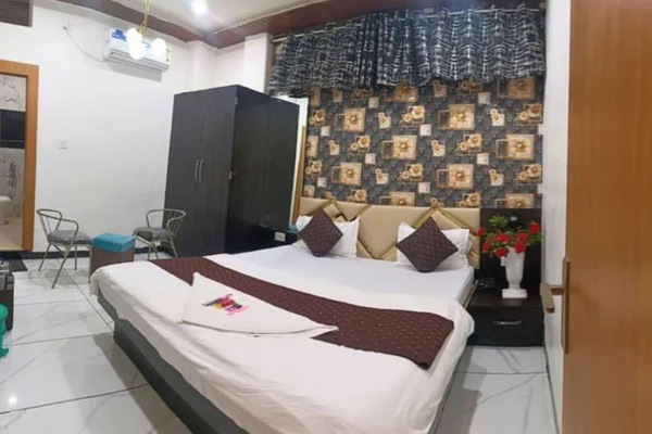Egyptian cotton sheets, premium bedding, in-room safe, desk