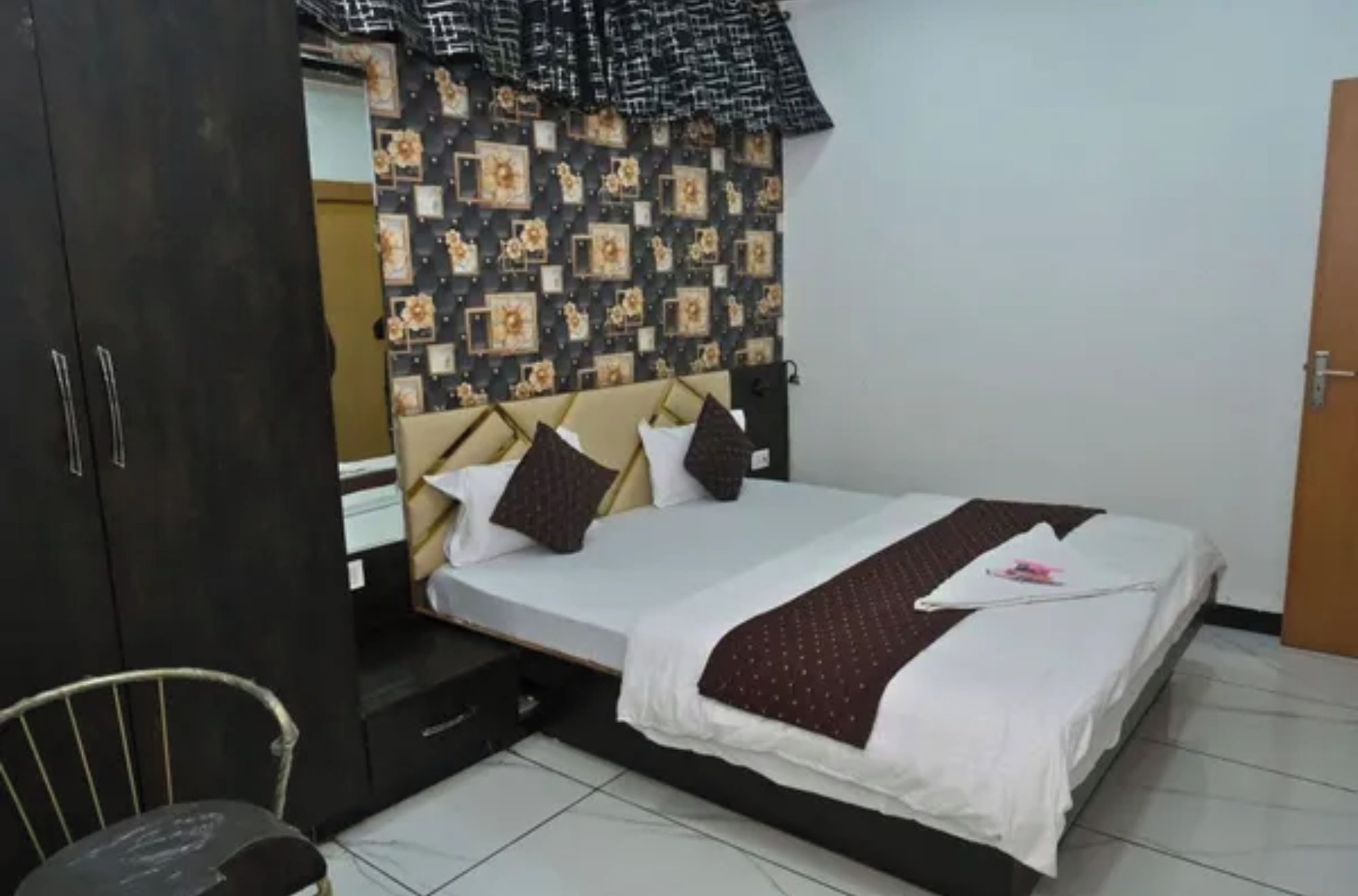 Un dormitorio con cama, armario y puerta.