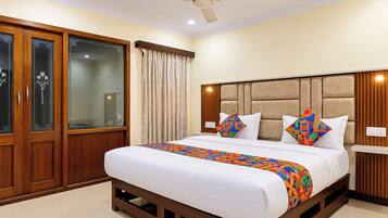 Egyptian cotton sheets, premium bedding, in-room safe, desk